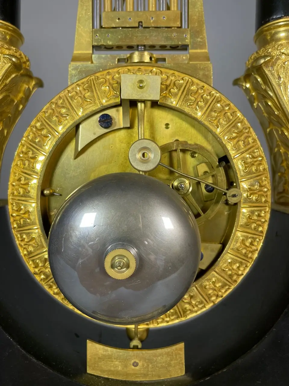 Regolatore francese Carlo X del modello “lira oscillante” - immagine 5